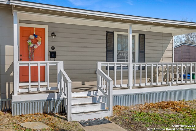 Foto del edificio - 327 Brees Blvd