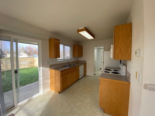 Building Photo - Bright & Inviting Wellington Townhome