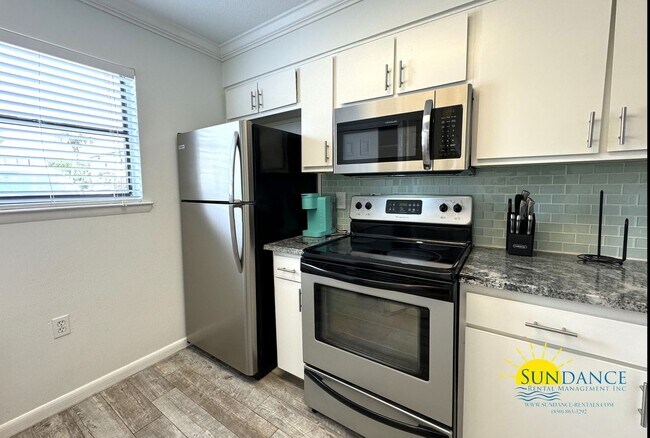 Building Photo - Renovated, Furnished Optional: 2-Bedroom T...