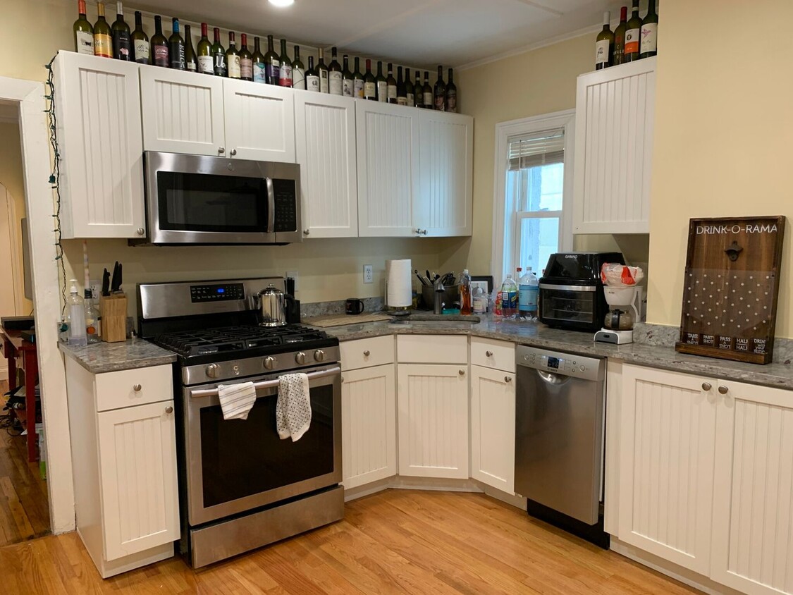 Primary Photo - East Somerville, Laundry, Eat-in Kitchen, ...