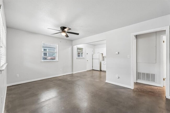 Building Photo - 528 N Beard Ave