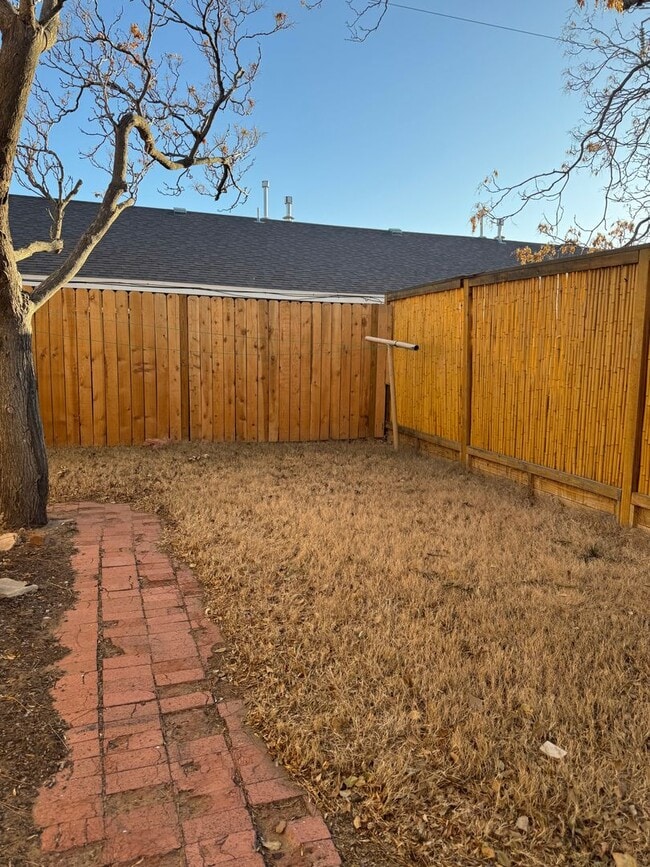 Building Photo - 422 Vassar Dr SE