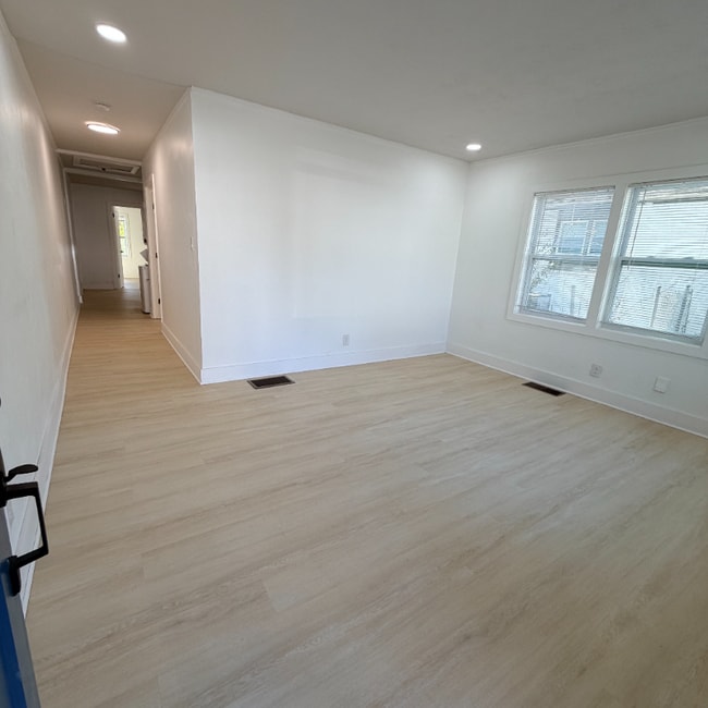 Photo - 1338 Sharon St NW House