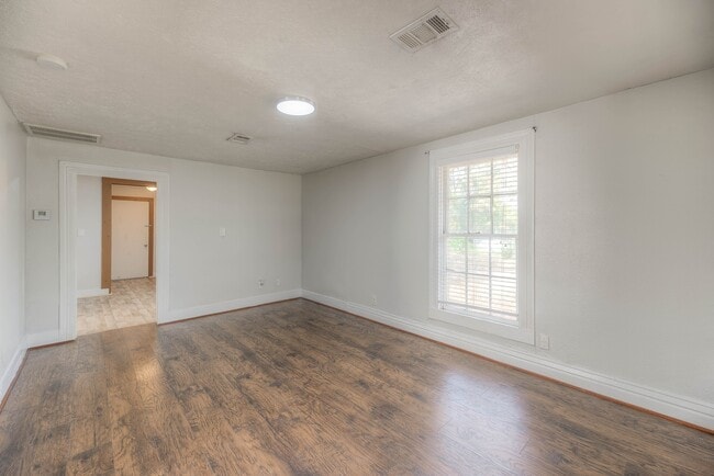 Building Photo - 204 S Pitzer St