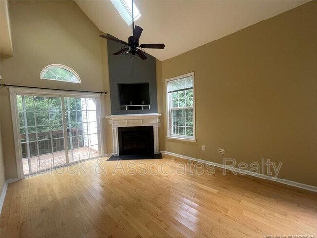 Foto del edificio - 112 Summit Oaks Ln