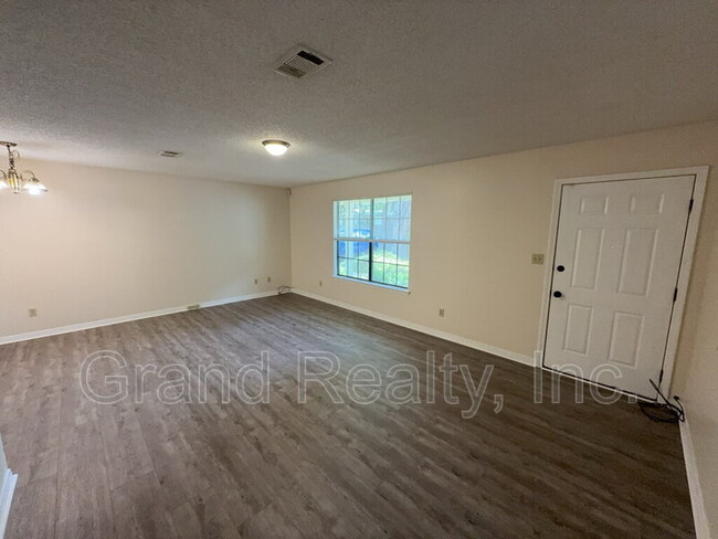 Foto del edificio - 2881 E Johnson Ave