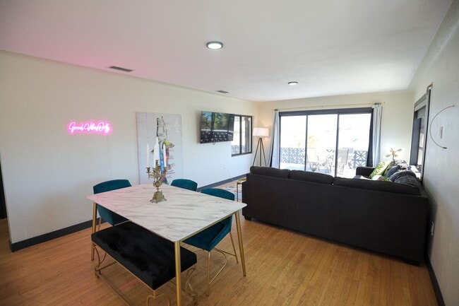 Foto del edificio - Fully Furnished Luxury Waterfront Unit w/in Walking Distance to the Shopping, Beach, Restaurants,...