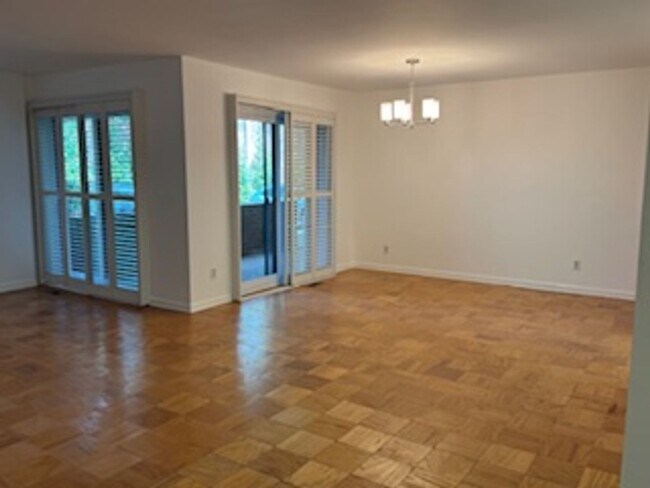 Foto del edificio - 2BR/2BA Ground Floor Condo with Walk-Up Pa...