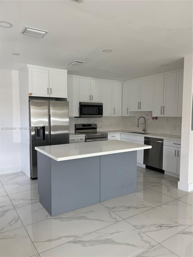 Foto del edificio - 31 SW 67th Ct