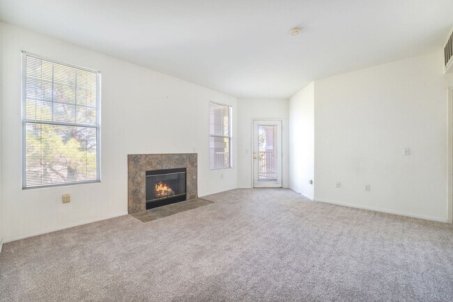 Foto del edificio - Spacious 3-Bedroom Condo with Garage and T...