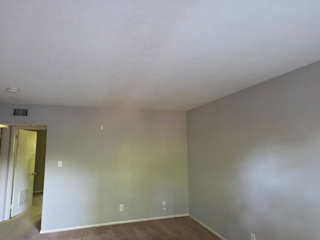 Photo - Upper Level 1-Bedroom at SALEM SQUARE! Apartment