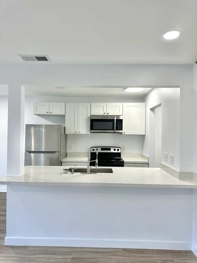 Building Photo - 906 E Tiffany Dr