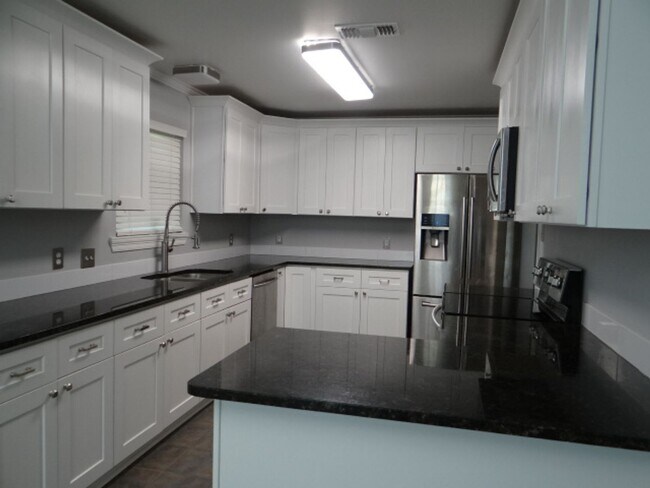 Foto del edificio - Beautiful Home for Lease in Denham Springs
