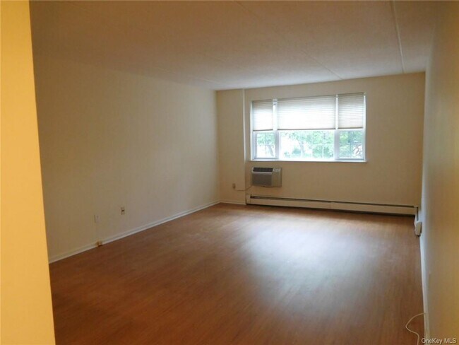 Building Photo - 2 Consulate Dr