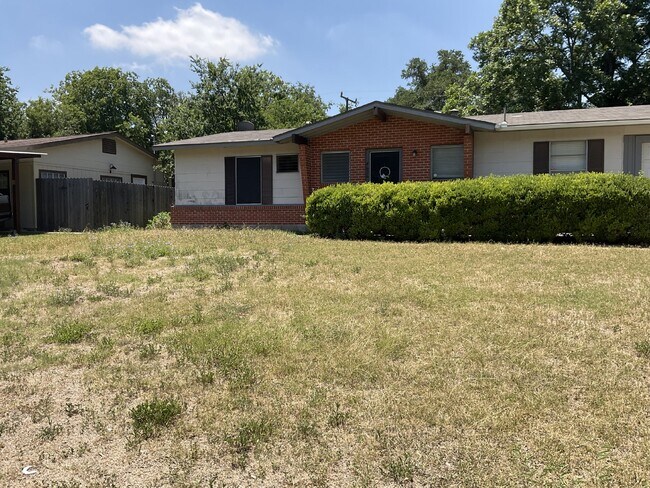 Building Photo - Quaint and Charming 3 bed/2 bath