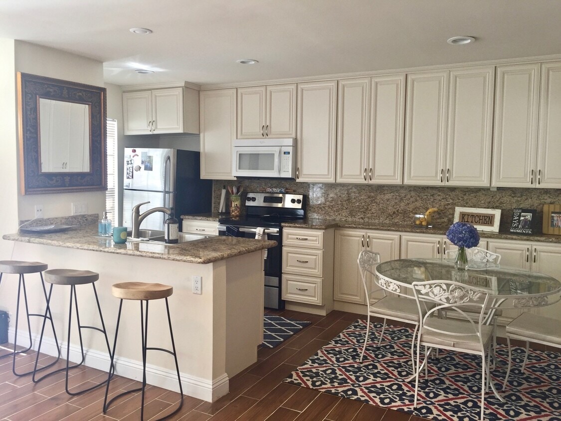 Foto principal - Luxury One Bedroom Apartment in La Jolla Village! Shared Garage Parking! AC! Washer & Dryer!