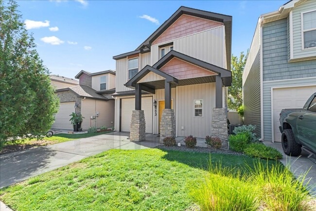 Building Photo - Centrally Located 3 Bedroom 2.5 Bathroom Home