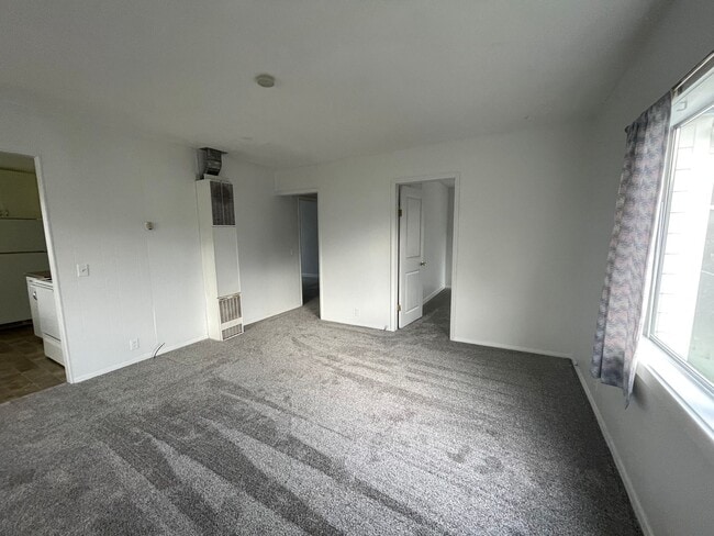 Building Photo - 2 Bedroom House with Large Yard