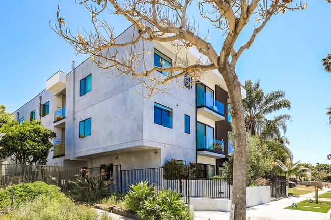 Building Photo - 1426 S Hayworth Ave