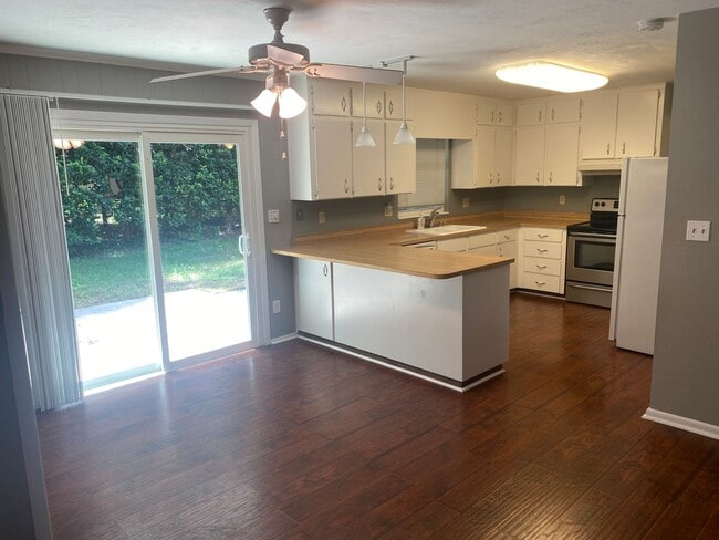 Building Photo - Lovely Single Family Home One Mile from Th...