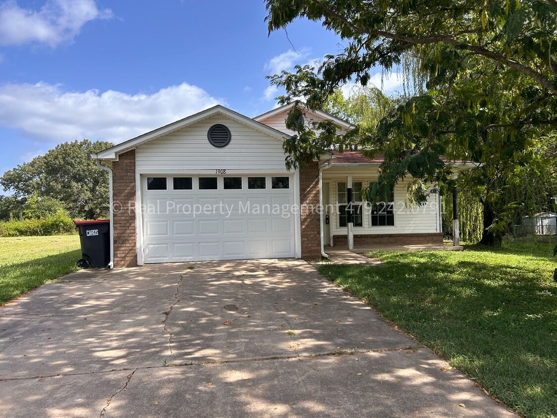Foto principal - 1908 Cherrybark Dr