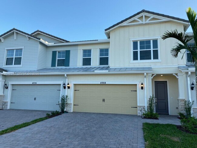 Building Photo - 4984 Greenway Dr