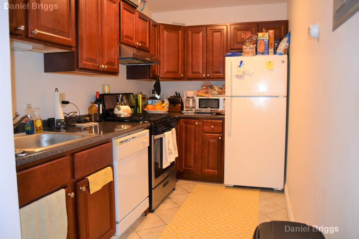 Primary Photo - 140 Kenrick St
