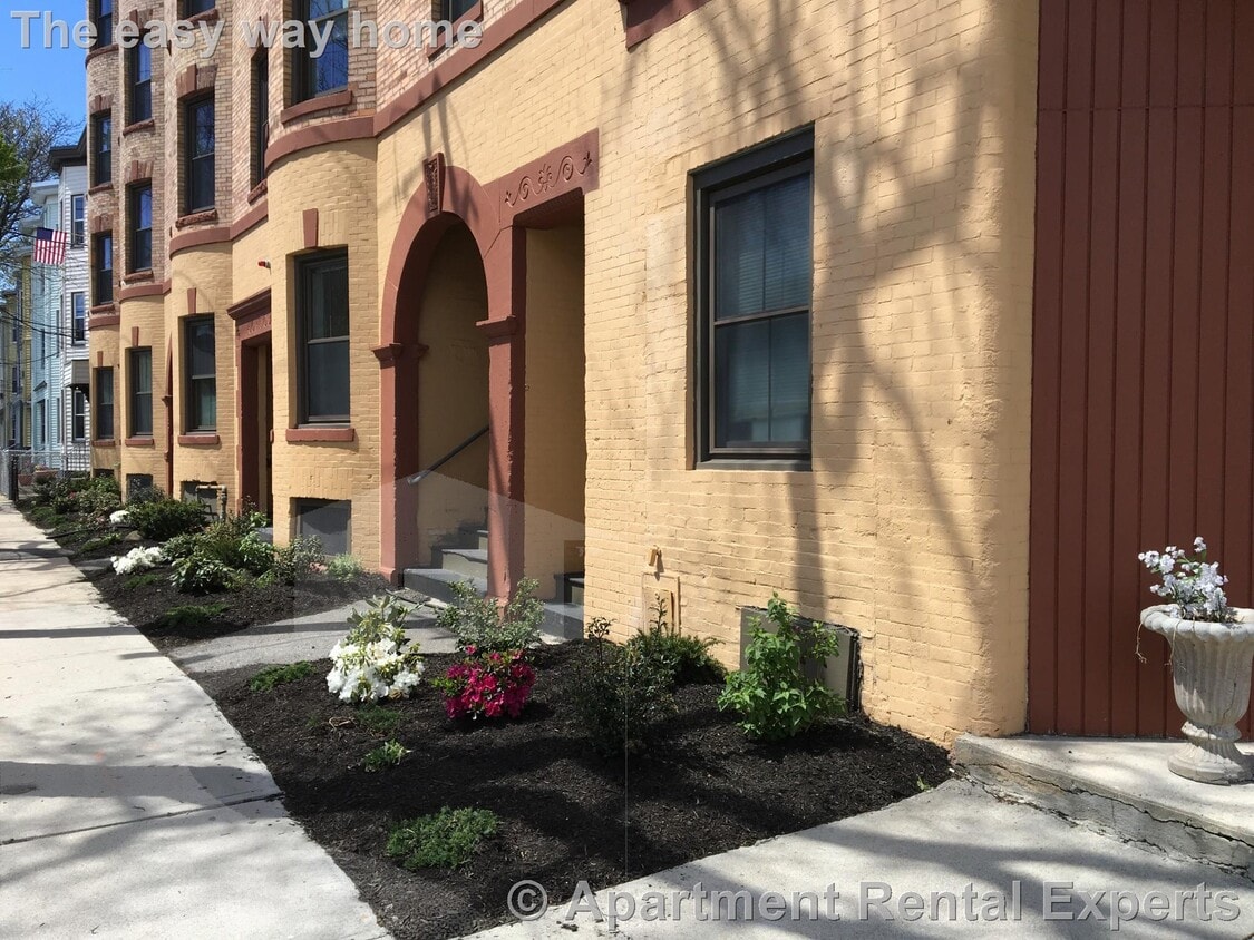 Building Photo - 102 Willow St