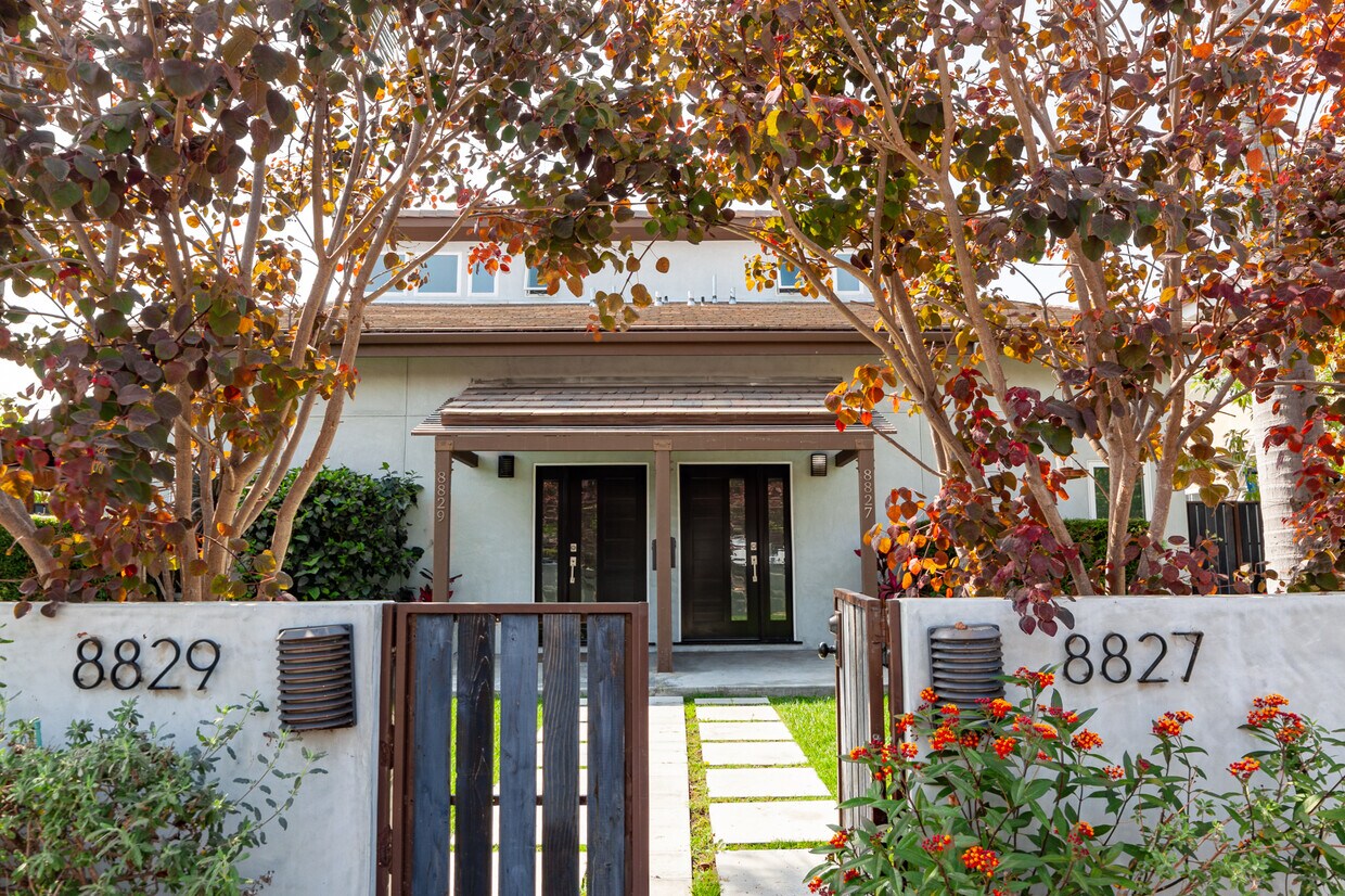 Foto principal - 8827 Pershing Dr