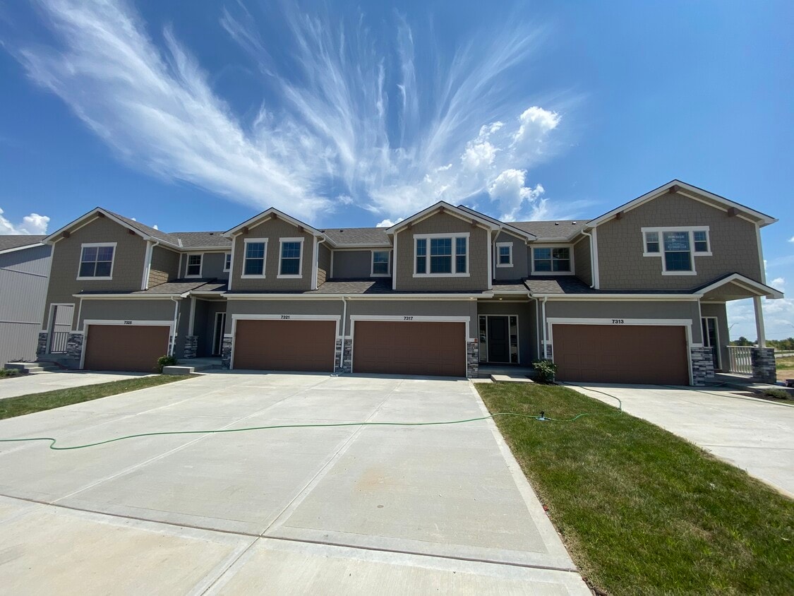 7332 Griffey St, Weatherby Lake, MO 64152 Townhome Rentals in Weatherby Lake MO