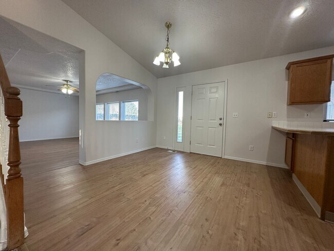 Foto del edificio - Large 3bed, 2bath, 2car garage duplex unit 1,710sq.ft. with RV parking