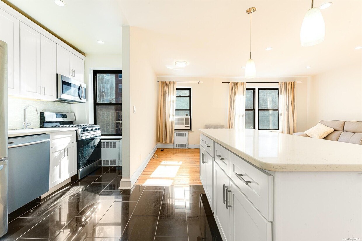 Foto principal - 105-15 66th Rd