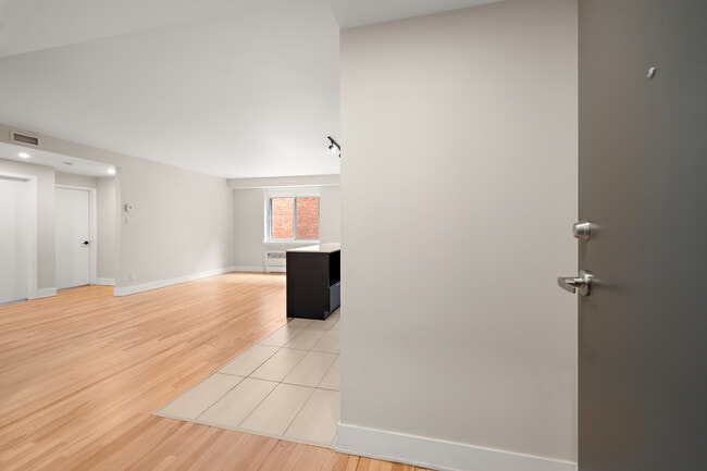 Building Photo - 1375 Crois Sherwood