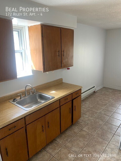 Building Photo - 172 Riley St
