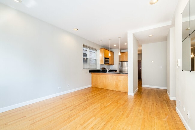 Building Photo - 804 W Buckingham Pl