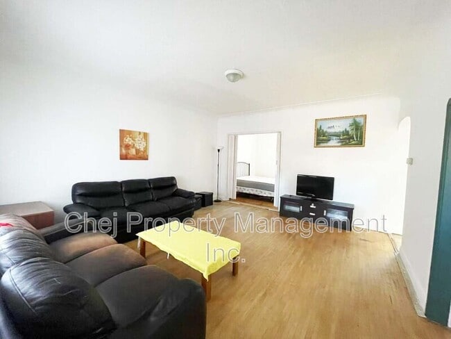 Photo du bâtiment - 10564-10592 92 St NW