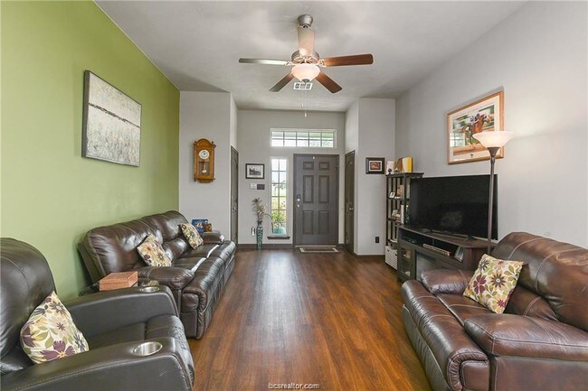 Foto del edificio - 201 Simi Dr