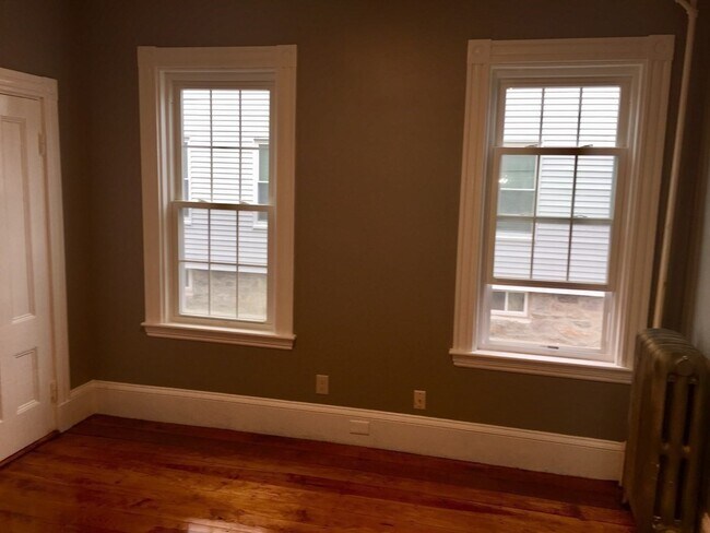 Foto del edificio - 671 E 8th St
