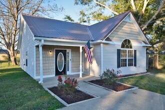 Building Photo - 1311 Circle Dr