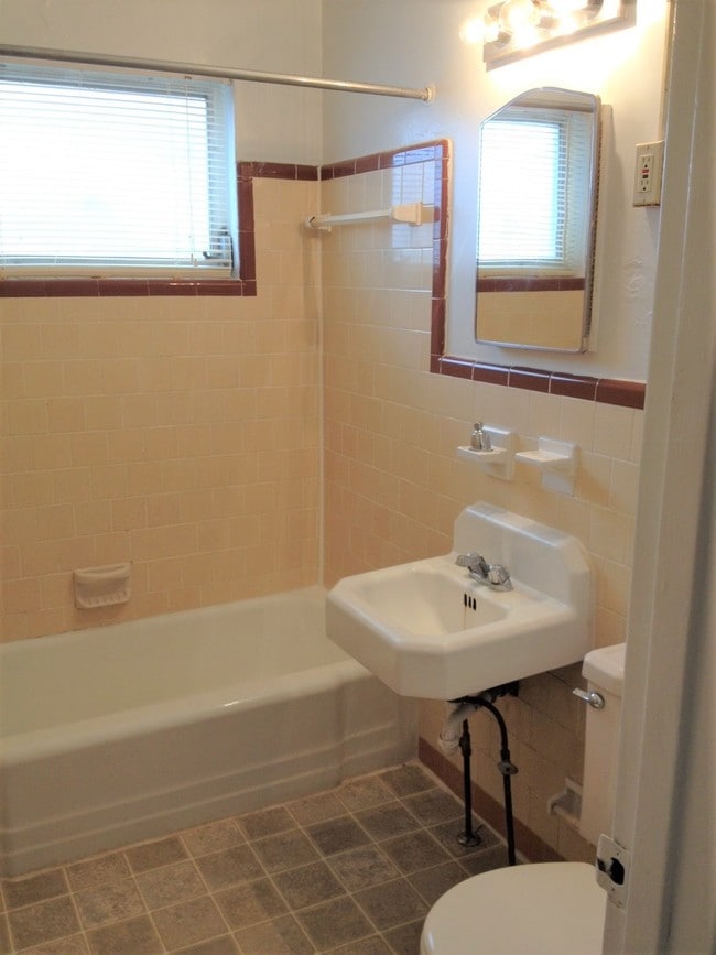 Photo - 954 St Charles Ave NE
