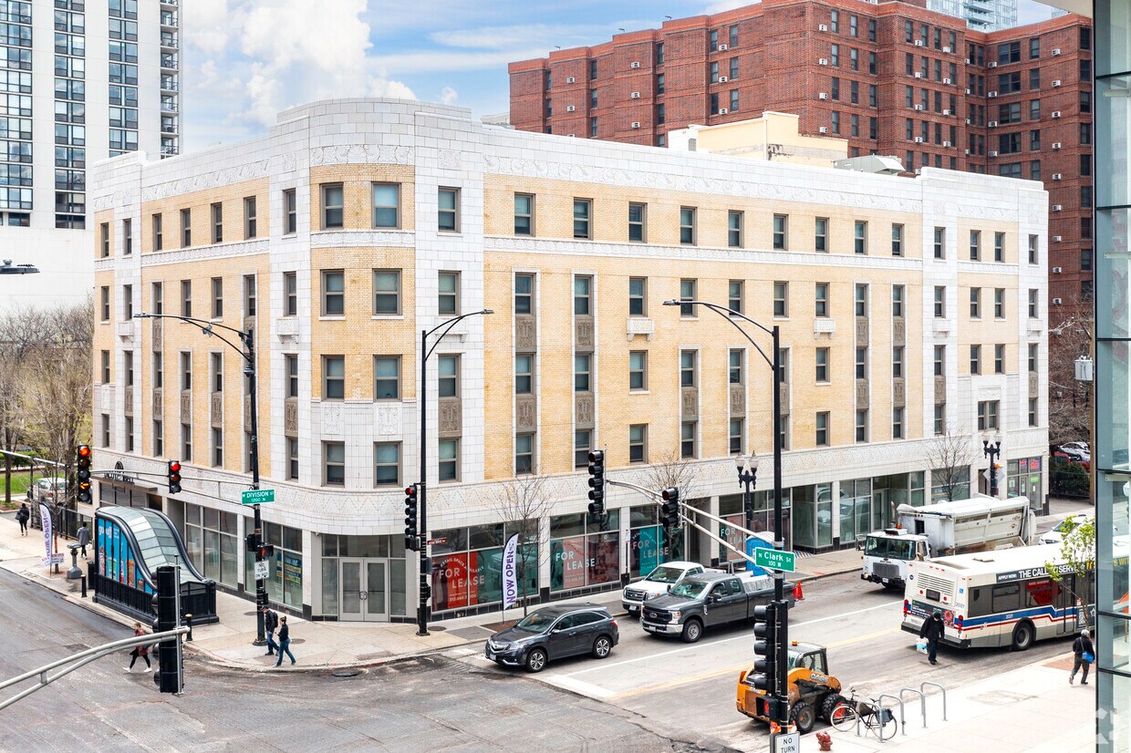 The Mark Twain 101 W Division St Chicago, IL Apartments for Rent in