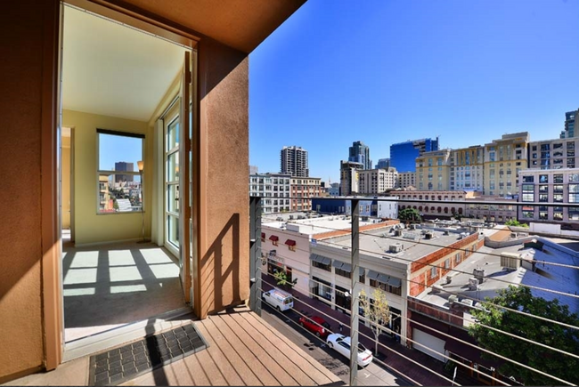 Building Photo - Fantastic Penthouse Unit Downtown Marina D...