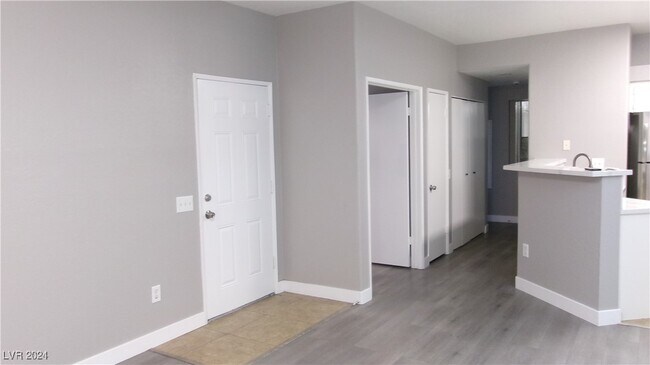 Foto del edificio - 5415 W Harmon Ave