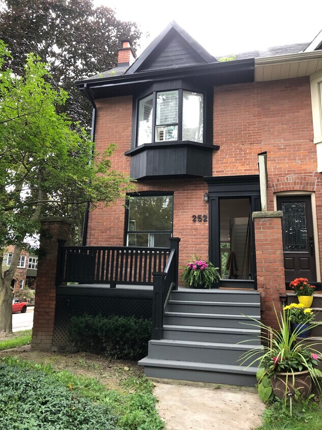 Primary Photo - 252 Waverley Rd