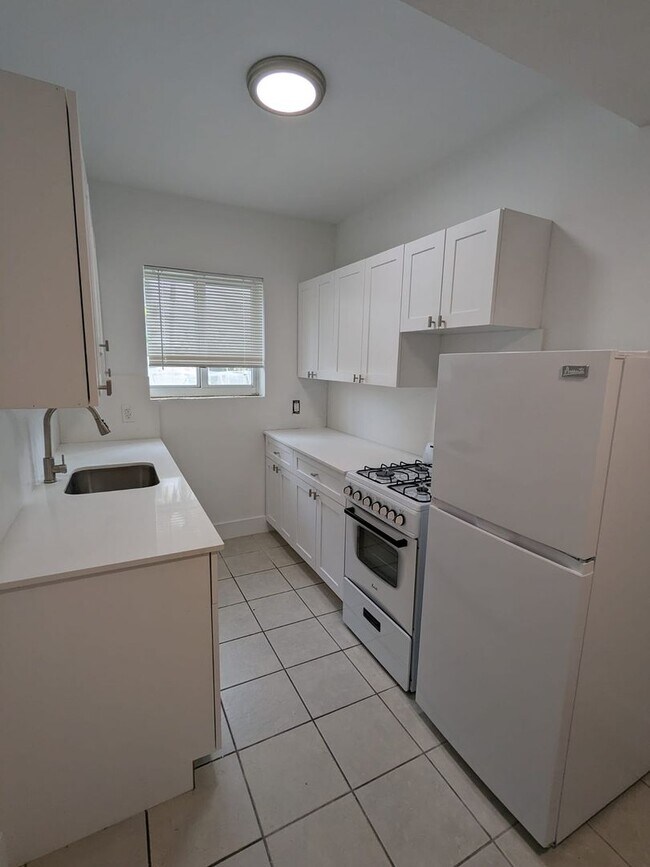 Building Photo - Beautiful studio apartment in a great loca...