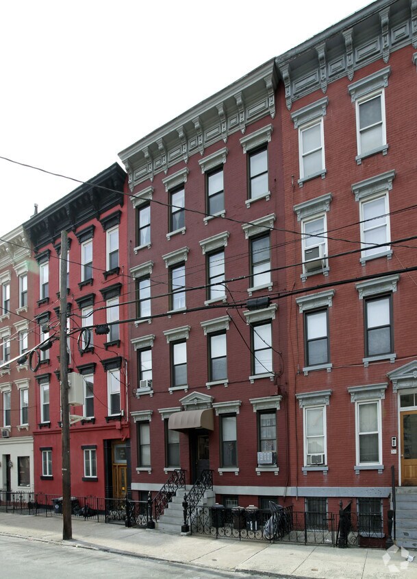 Building Photo - 404 Grand St