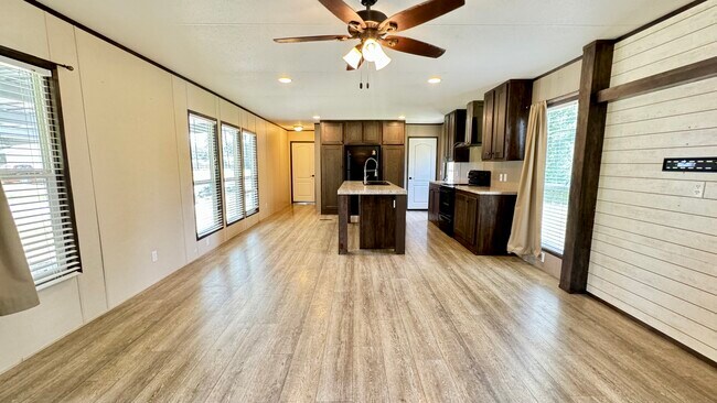 Building Photo - 370 Cotton Ln