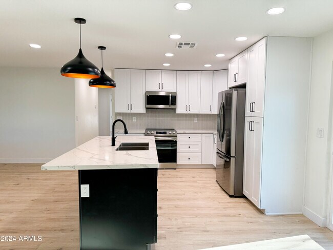 Foto del edificio - 702 N 78th St