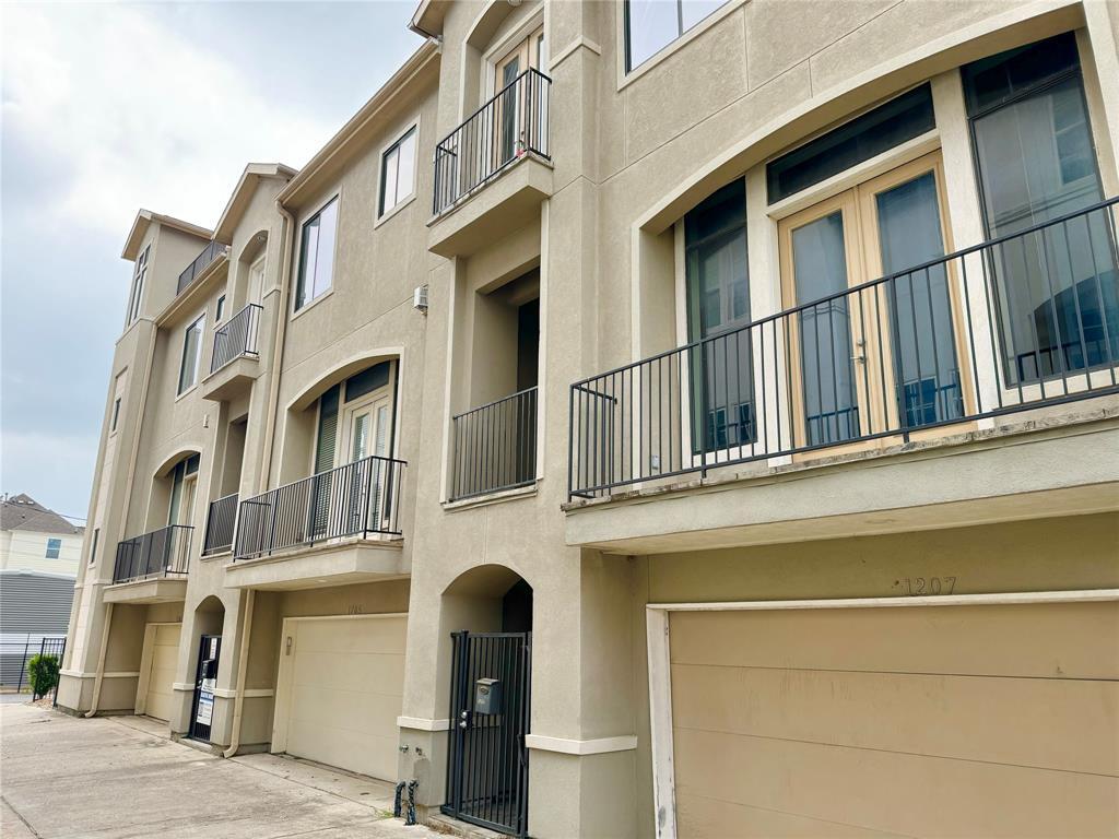 Foto principal - 1207 Detering St