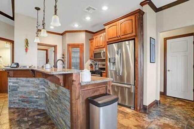 Building Photo - Eastlake Home! Dog Friendly with Owner App...